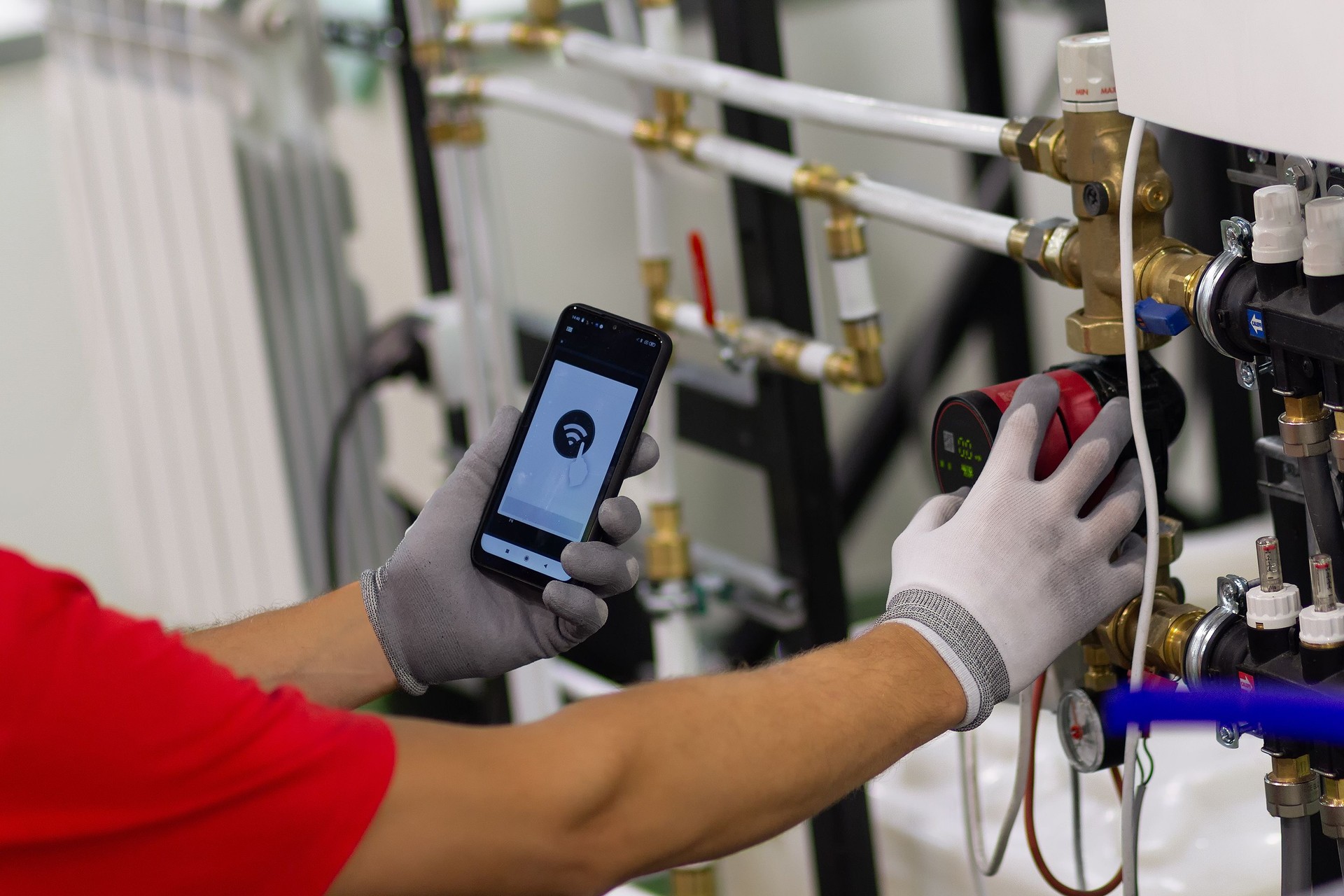 Installation eines Kollektors für eine Warmwasser-Fußbodenheizung